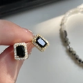 Élégantes boucles d'oreilles carrées dorées avec pierre noire et halo de zircon blanc - Style Doré