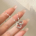 Elegante collana con doppi quadrifogli intrecciati in argento e pavé di zirconi lucidi - Argento