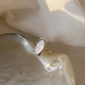 Minimalistischer silberner offener Ring mit Perlmutt-Inlay auf Muschel-Hintergrund - Einstellbar Offen / Muschel-Stil (Versilbertes Kupfer)