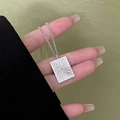 Zilveren vierkante hanger ketting met zonnestraal gravure en slanke minimalistische ketting - Reliëf Vierkante Stijl