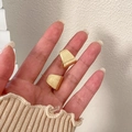 Elegante goldene matt gebürstete Metallohrstecker mit gebogenem quadratischem Design - Trapez Gebürstet Gebogen (Goldvergoldetes Kupfer) / Gold