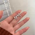 Silberne Schleifen-Ohrstecker mit funkelnden Zirkonia und hängendem Stern-Anhänger für Damen - Schleifen-Stern-Stil (耳-757) / Silber