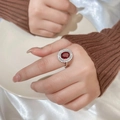 Anello vintage in argento con gemma rossa ovale e doppio alone di zirconi bianchi lucidi - Aperto Regolabile / Rosso (Rame Placcato Platino)