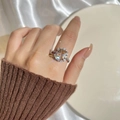 Klassischer Ring mit rechteckigem Champagner-Zirkon und Diamanthof auf Damenhand - Einstellbar Offen / Champagner