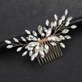 Nahaufnahme von handgefertigtem goldenem Haarkamm mit Marquise-Kristallen und Draht - Gold