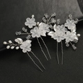 Detailansicht der Braut-Haarnadeln mit matten weißen Blumen, Perlen und Kristallen - Stil 2 Silber