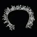 Diadema de novia plateada con perlas y cuentas de cristal hechas a mano sobre fondo oscuro - Plata Cristal