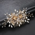 Elegante pettine da sposa dorato con fiori, perle bianche e cristalli su pelle nera di lusso - Oro