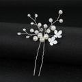 Horquilla de novia con flores blancas y perlas en una base de metal plateado en forma de U - Plateado
