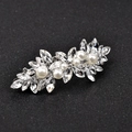 Close-up van haarclip met marquise strass steentjes en elegante witte parels - Zilver Parel Haarspeld