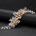 Détail de serre-tête de mariée artisanal avec fils dorés, perles et cristaux - Or