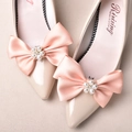 Détail de boucles de chaussures de mariée avec nœuds satinés roses et perles - Style Perle Mandarine