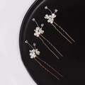Set de 3 horquillas coreanas con flores blancas y perlas de cristal en un plato decorativo - Dorado
