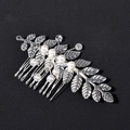 Detalle de la peineta de hojas plateadas con perlas para peinados elegantes de novia - Plateado