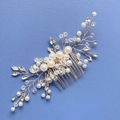 Dettaglio pettine da sposa fatto a mano con filo dorato, perle bianche e cristalli - Oro (Perla Grande)