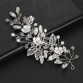 Dettaglio dell'accessorio per capelli da sposa con foglie d'argento e fiori bianchi - Versione Filo di Rame
