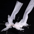Elegante cerchietto da sposa in tulle bianco e pizzo con delicati fiocchi perlati - Bianco