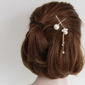 Set di due fermagli per capelli dorati con grappoli di perle e pendenti a catena - Stile 2 (GTS91)