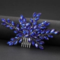 Dettaglio macro di cristalli blu reale su un pettine per capelli da sposa argento - Diamanti Blu Reale Filo D'argento