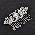Details des Braut-Haarkamms mit glitzernden Strasssteinen und eleganten weißen Perlen - Silber (Perlen Edition)