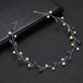 Detail eines Braut-Haarbands mit marquise blauen Kristallen und Perlen auf Golddraht - Königsblauer Stein Und Golddraht