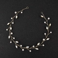 Dettaglio di tralcio per capelli da sposa con cristalli marquise e perle su filo d'oro - Filo Di Rame Dorato
