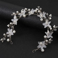 Detail von Braut-Haarschmuck mit weißen Harzblüten und Perlen auf goldenem Draht - Gold Stil 6