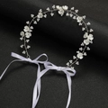 Elegante fascia da sposa con fiori di conchiglia bianchi, perle e nastri di seta su filo argento - Argento