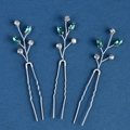 Dettaglio di tre forcine da sposa argentate con strass verdi e cristalli marquise - Tre Per Gruppo / Filo Argento Strass Verde