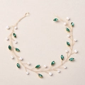 Dettaglio dell'acconciatura sposa con gemme marquise verdi e perle bianche fisse - Pietra Verde E Filo D'Oro