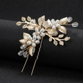 Dettaglio del fermaglio per capelli con foglie dorate con perle bianche e cristalli - Oro KC