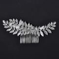 Vue détaillée du peigne à cheveux de mariée argenté avec feuilles texturées et dents fines - Argenté