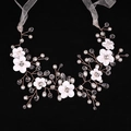 Dettaglio di accessorio capelli sposa oro rosa con fiori bianchi e perle - Oro Rosa