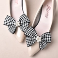 Scarpe décolleté beige in pelle verniciata con fiocco pied-de-poule e perle bianche - Stile Fiore di Perla / Nero