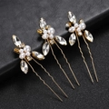 Dettaglio di tre forcine da sposa con cristalli marquise e perle bianche - Set di 3 / Oro