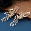 Dettaglio delle clip per scarpe da sposa con fiori dorati, cristalli e perle pregiate - Bianco Spray (Set di 2)
