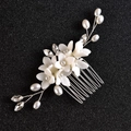 Pettine per capelli da sposa con fiori di ceramica bianchi, perle e cristalli su argento - Argento