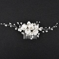 Dettaglio macro del pettine da sposa con fiori di ceramica bianca e perle - Argento