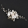 Dettaglio del pettine per capelli con fiori fatti a mano, perle e filo d'oro su nero - Oro