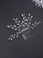 Squisito pettine per capelli da sposa con fili d'argento, cristalli e perle su fondo scuro - Argento