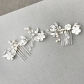 Dettaglio del pettine per capelli argento con fiori bianchi, perle e cristalli - Argento