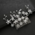 Elegante peineta de novia con cuentas de cristal y diseño floral sobre fondo de cuero - Plateado