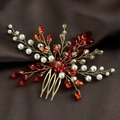 Dettaglio del pettine per capelli da sposa fatto a mano con cristalli e perle - Pettine per Capelli Perlato a Mano (TS1669) / Rosso