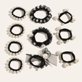 Lot de 9 chouchous noirs avec perles, dentelle et nœud en tulle sur un fond crème élégant - Noir