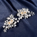 Dettaglio di clip per scarpe da sposa con fiori di perle e decorazioni in cristallo - Clip per scarpe argento