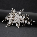 Spilla per capelli da sposa con fiori bianchi, perle e cristalli su filo dorato - Oro