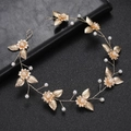 Fascia sposa dorata con fiori e perle dal design a vite su un raffinato sfondo nero opaco - Oro