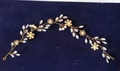 Goldener Brauthaarschmuck mit weißen Perlen und Blattkristallen auf blauem Grund - Gold Stil 7 Kleine Blumen-Edition