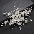 Dettaglio di fiori in resina bianca e cristalli su un fermaglio per capelli da sposa argento - Argento