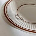 Anello a cuore regolabile minimalista con pavé di pietre su un piatto di ceramica - Aperto Regolabile / Forma di Cuore (Anello-229) / Argento